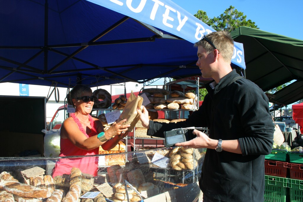 Paul comprando pan en el mercado del agricultor en Kerikei